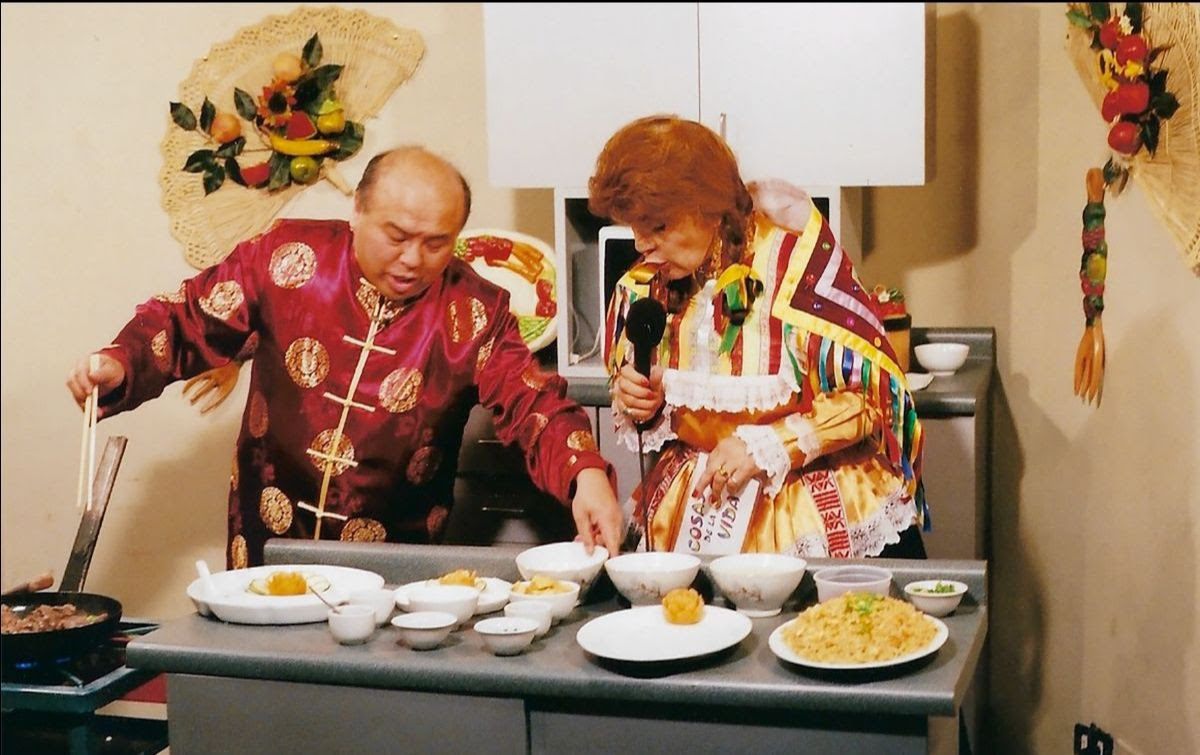 Restaurateur Luís Yong teaches television viewers how to cook Chinese-Peruvian <em>chifa.</em>