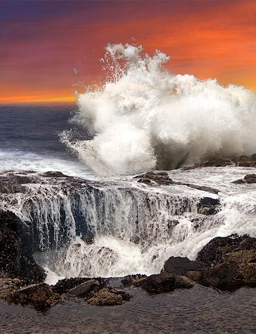 海浪撞击着俄勒冈州托尔之井附近的岩石。