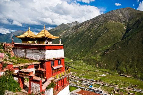 The monastery overlooks the Shorong valley. 