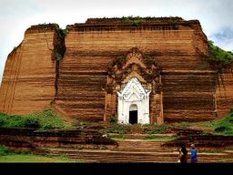 The stupa entrance (Flickr/druidabruxux)