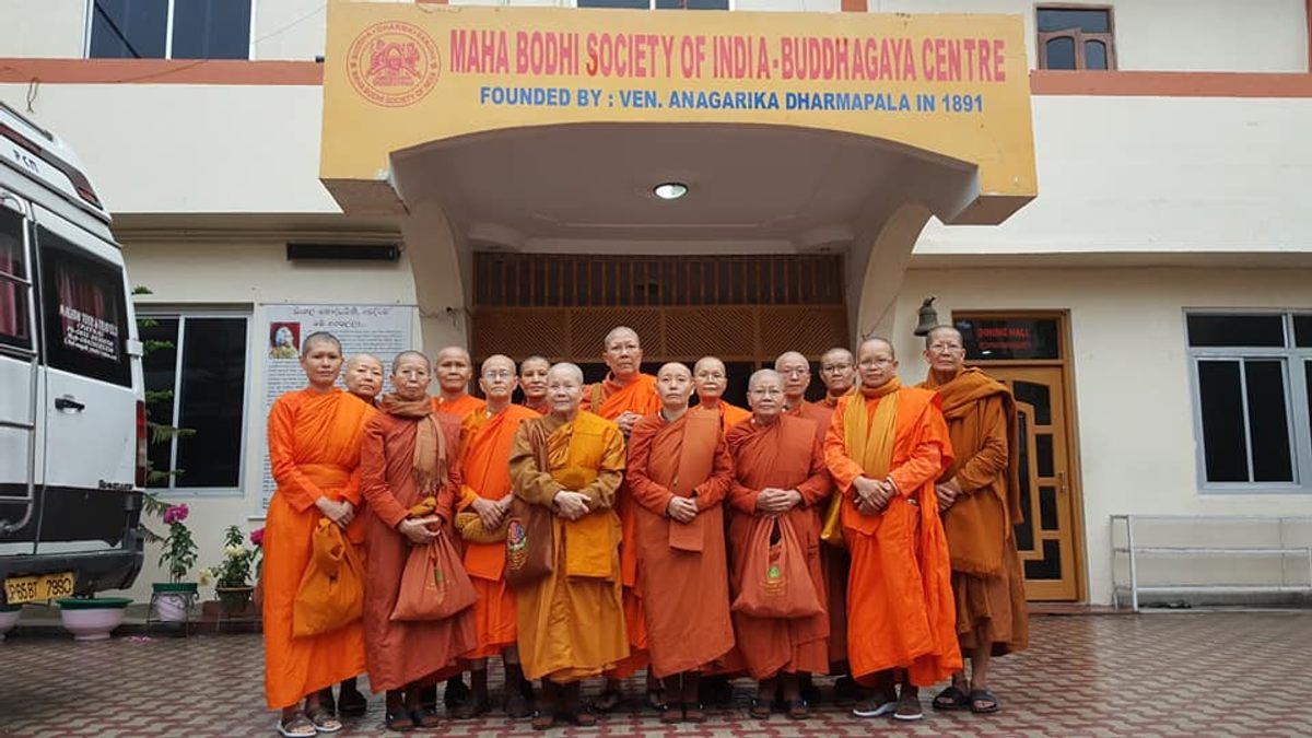 Ven. Dhammananda and her followers visit the Mahabodhi Society of India.