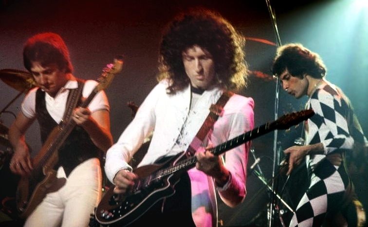 Queen performing in Brighton in 1977, with Freddie Mercury in a jumpsuit