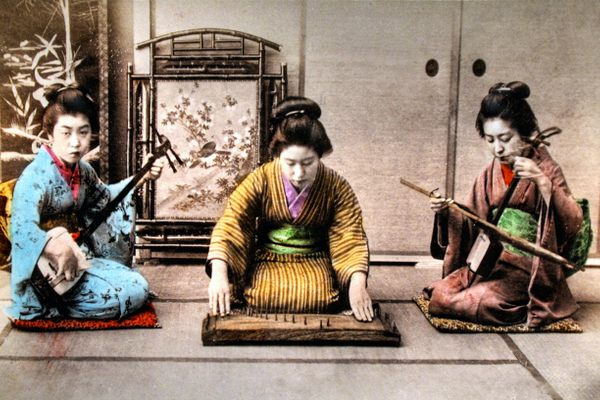 音乐家执行sankyoku,日本传统室内乐,在一个未注明日期的照片。