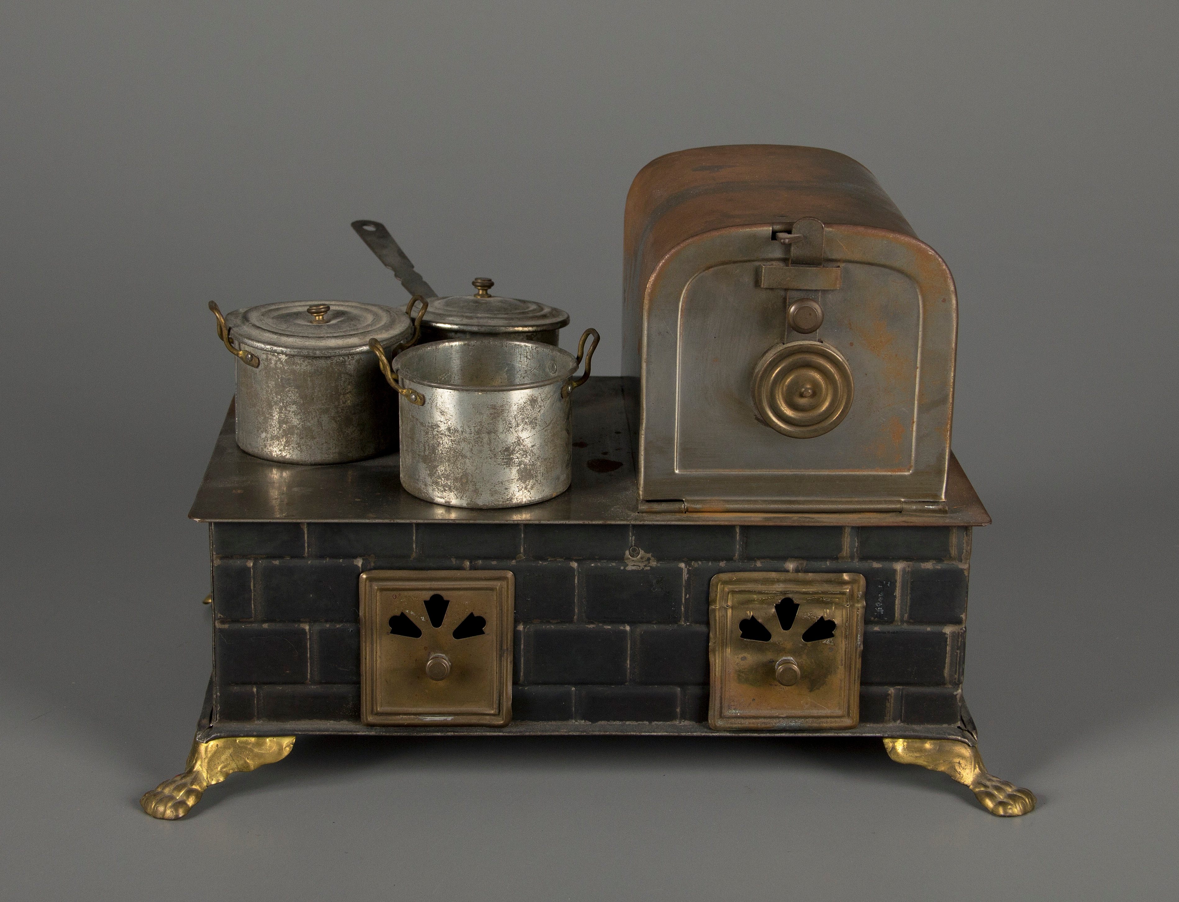 Miniature Cast Iron Toy Stove, Queen 