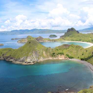 Padar岛及其以及蓝绿色的水。