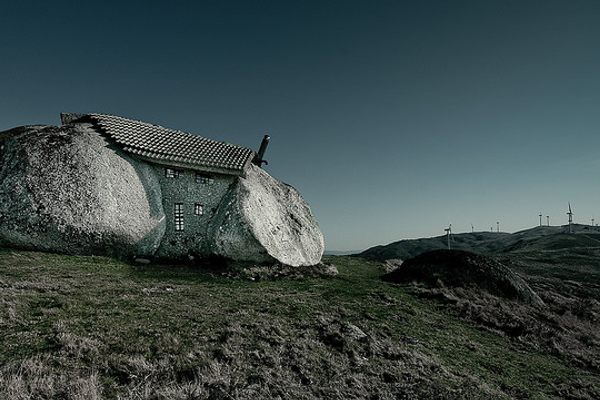 Darkness surrounding the strange countryside home (Flickr/Jsome1)