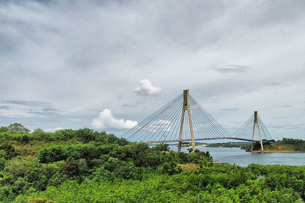 The cable-stayed Tengku Fisabilillah is connecting Batam Island and Tonton Island