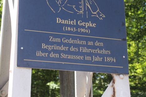 Plaque commemorating Daniel Gepke, the initiator of Straussee Ferry on the western support of the overhead line supplying Straussee Ferry with electric power