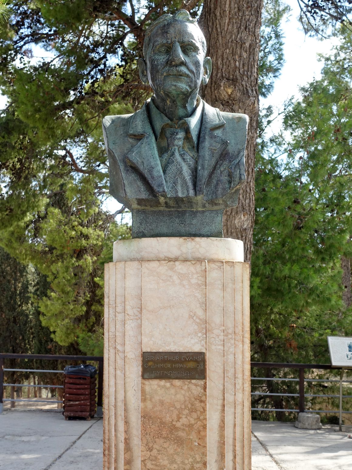 Arthur Evans statue in Knossos 