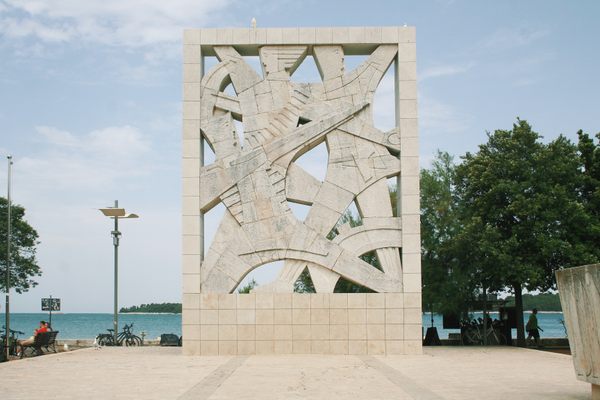 The memorial, with two seagulls on it. 