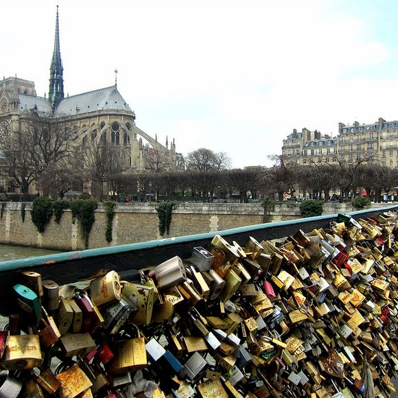 Aesthetics-minded Americans decry Paris love locks