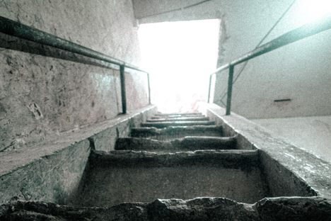 The entrance staircase has only ten extremely steep steps with very narrow treads, and the sense of vertigo that hits upon entering is immediate and unsettling.