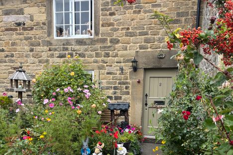 This cottage was once inhabited by the Hadfield family, where the first plague victim in Eyam died.