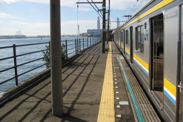 The only platform of Umi-Shibaura Station.