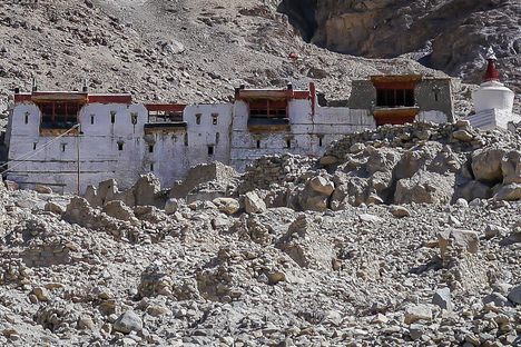 The ruins of the Zamskhang palace. 