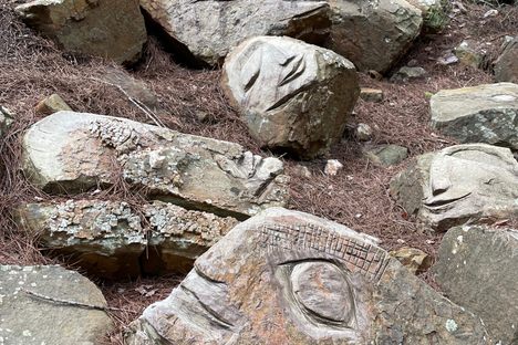 Passeio dos Poetas Stone Faces