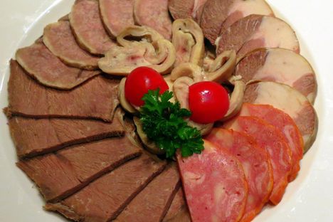 Qarta at the center surrounded by other sliced meats, including horse fat sausage and boiled cow tongue.