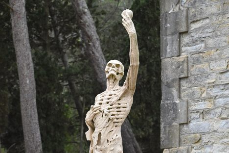 The skeletal cadaver figure sculpture on the tomb 