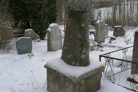Penis-Shaped Tombstone