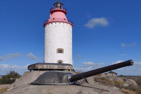 Ligthouse and part of the old artillery.