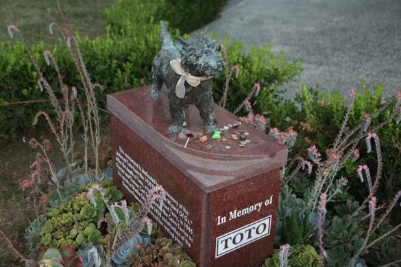 Toto Canine Movie Star Memorial Marker – Los Angeles, California ...