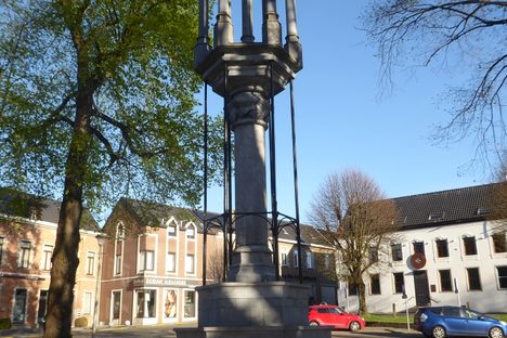 The pillory with a roof after its restoration in 2019