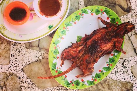 The rat typically comes with dipping sauces.