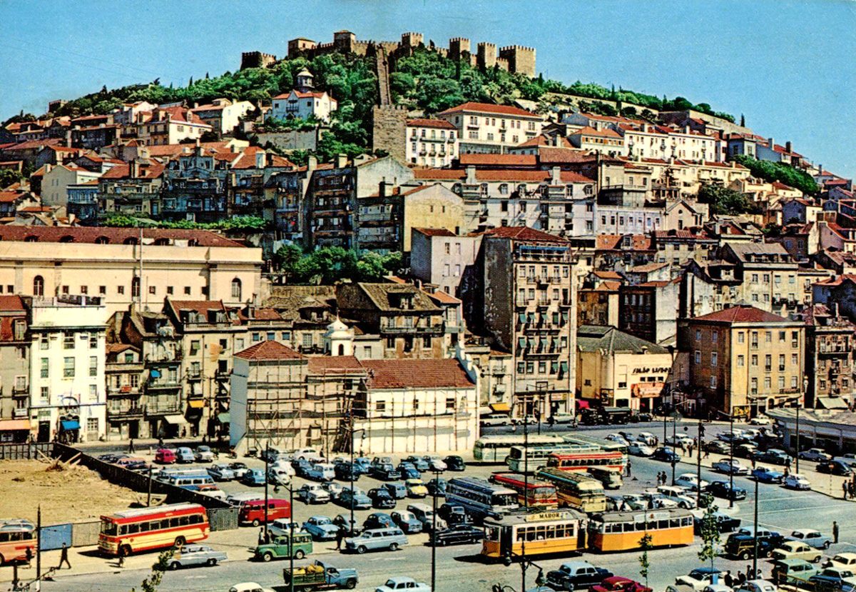 A postcard from 1968 depicts the Castelo do São Jorge with Martim Moniz.