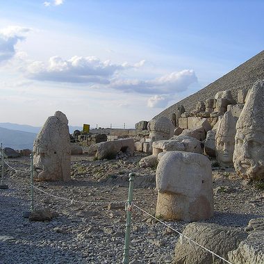 Ruins of statue heads (Flickr/B Evershed)