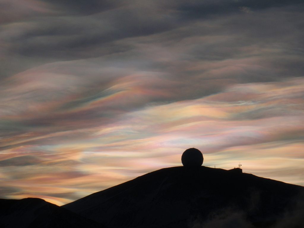 Some freaky nacreous clouds over Antarctica.