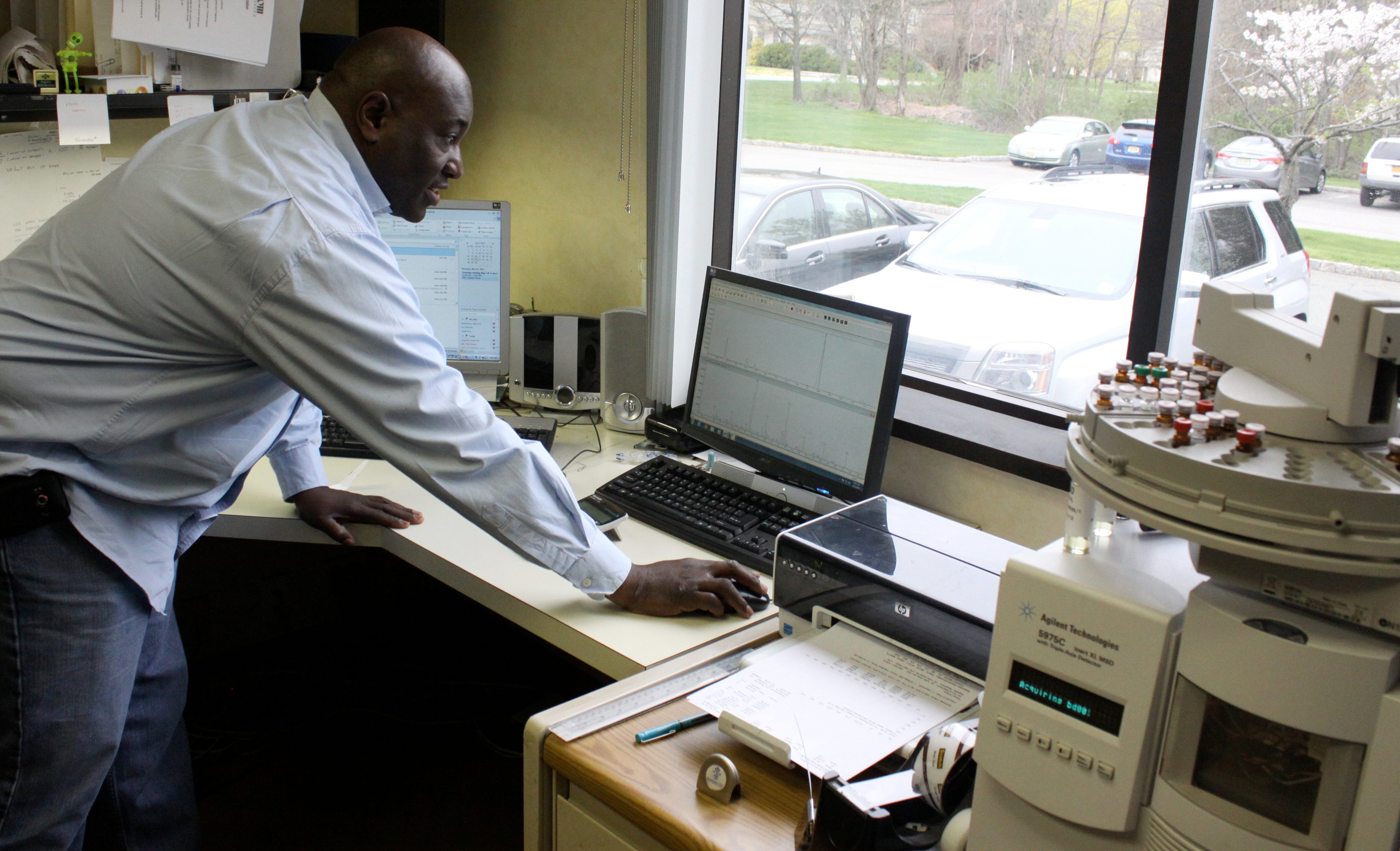 Perfumer Lionel Nesbitt looks at the chromatographic results transmitted directly from the machine to the computer.