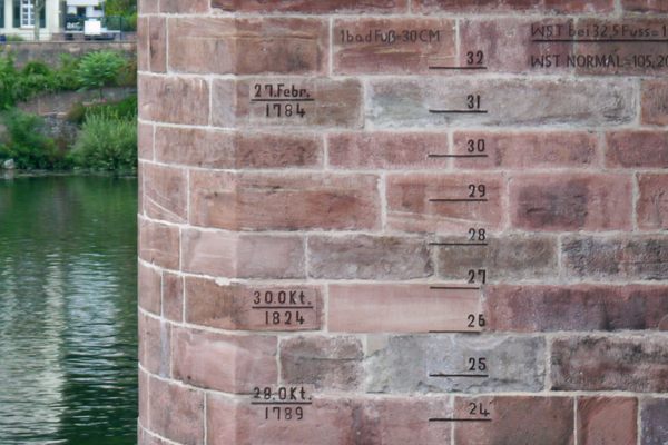 Markings on the old bridge
