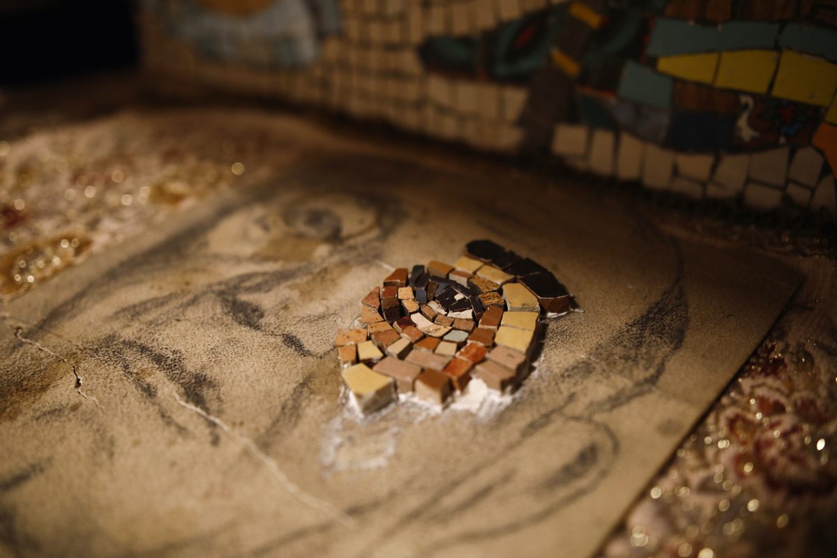 A glimpse into Yossi's mosaic-making method.