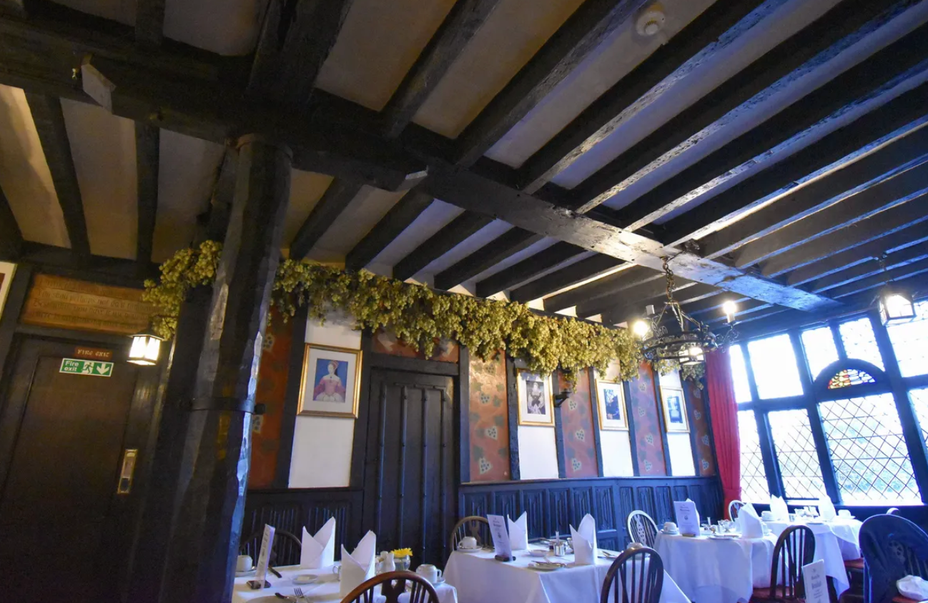 The Dr Syn Dining Room is a cozy place to grab a bite. 