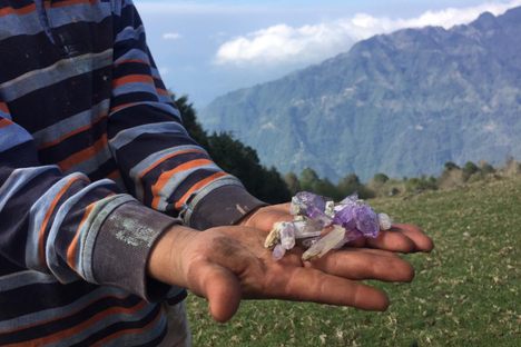 Many people in Piedra Parada mine amethysts for sale to visitors and dealers. 
