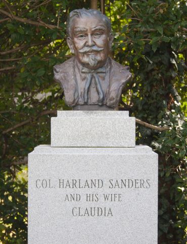 哈兰德·桑德斯上校的坟墓在肯塔基州路易斯维尔的山洞山公墓。