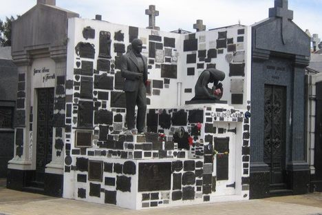 The tomb of Carlos Gardel. 