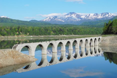 The bridge with Mount Nipesotsu behind it.