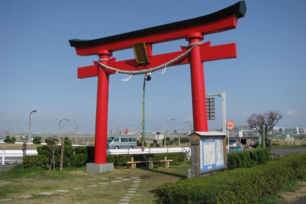 The former Anamori Inari Shrine torii.