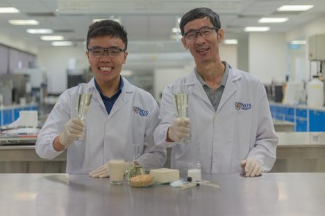 Grad student Chua Jian-Yong and professor Liu Shao-Quan enjoy a refreshing glass of tofu-based Sachi. 