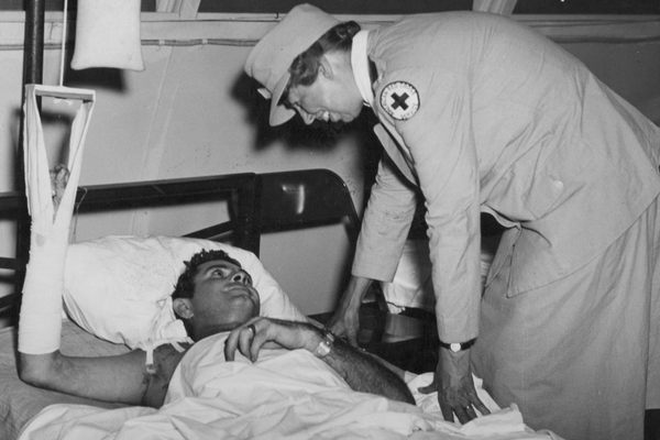 At a South Pacific hospital, Eleanor speaks with a sailor from Fort Worth, Texas, who was injured while unloading a ship. US Admiral William F. Halsey recalled being awed by the expressions on the men’s faces as the First Lady leaned over them in hospital beds.