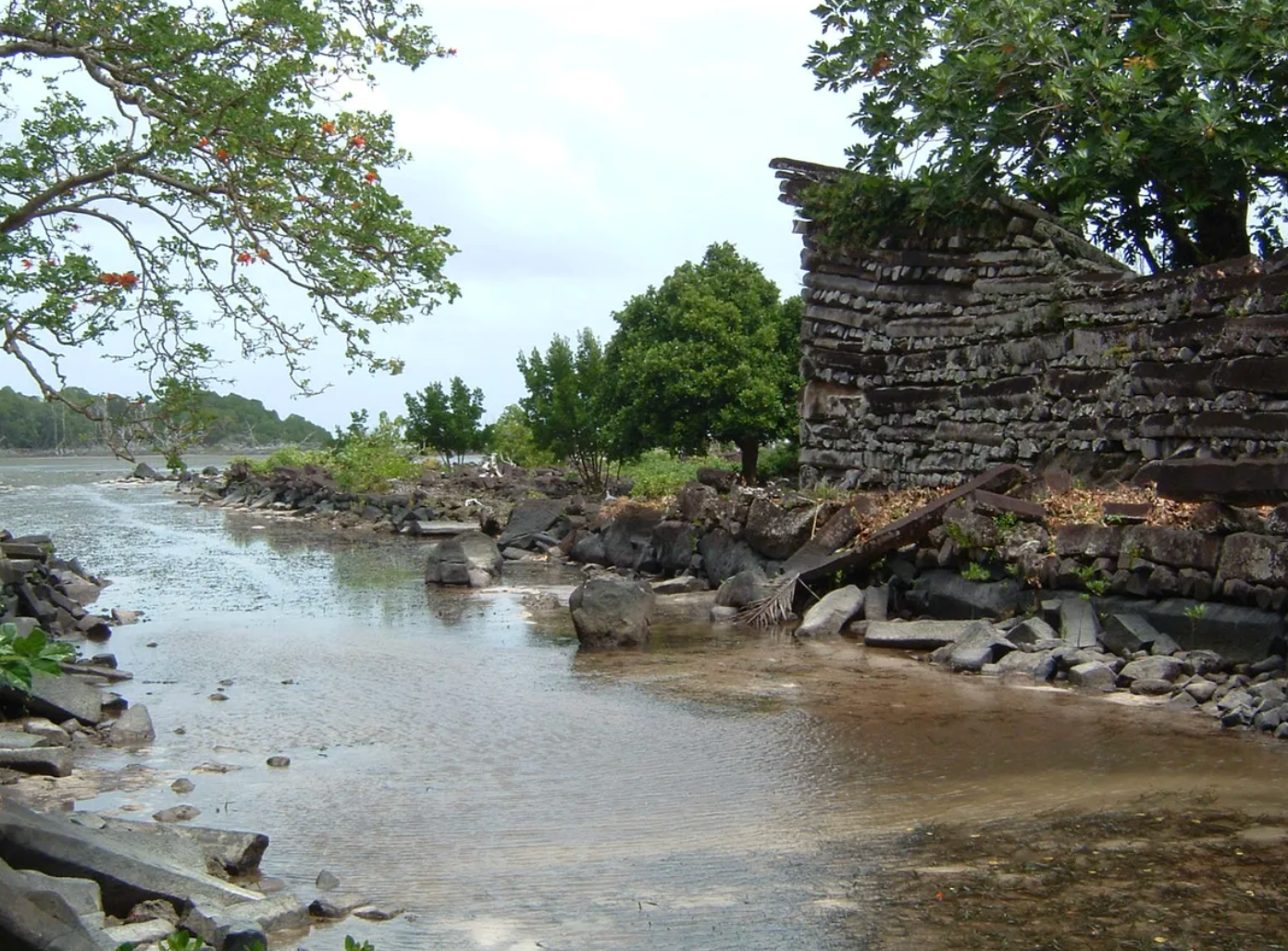 Nan Madol housed the ruling elite caste of the Saudeleur dynasty, acting as a political and ceremonial seat of power.