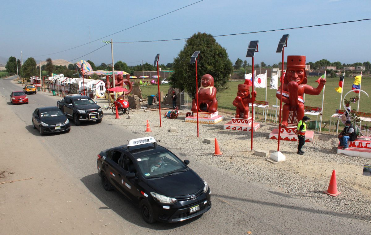 On weekends, the giant sculptures often create traffic jams on adjacent roads.