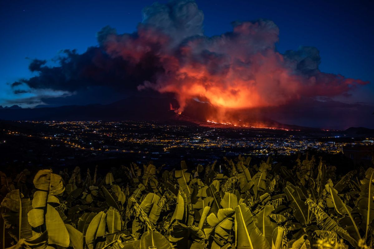 By mid-November the eruption had been raging for two months. On the 18th, the cone partially collapsed, sending fresh flows of lava down the mountain.