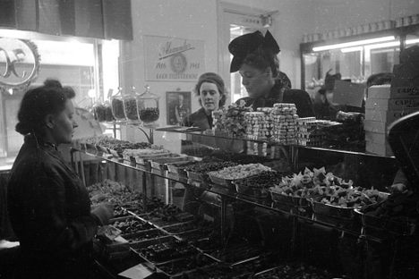 A customer in a candy store in Stockholm, 1946. 