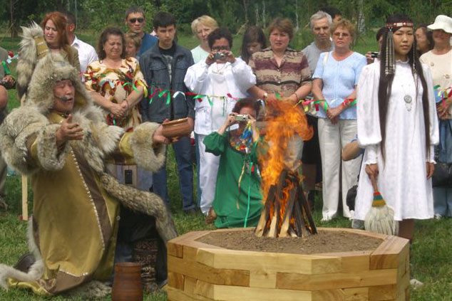 Onlookers, including non-Sakha visitors, watch as a shaman opens Yhyakh with the <em>Algys</em> blessing.