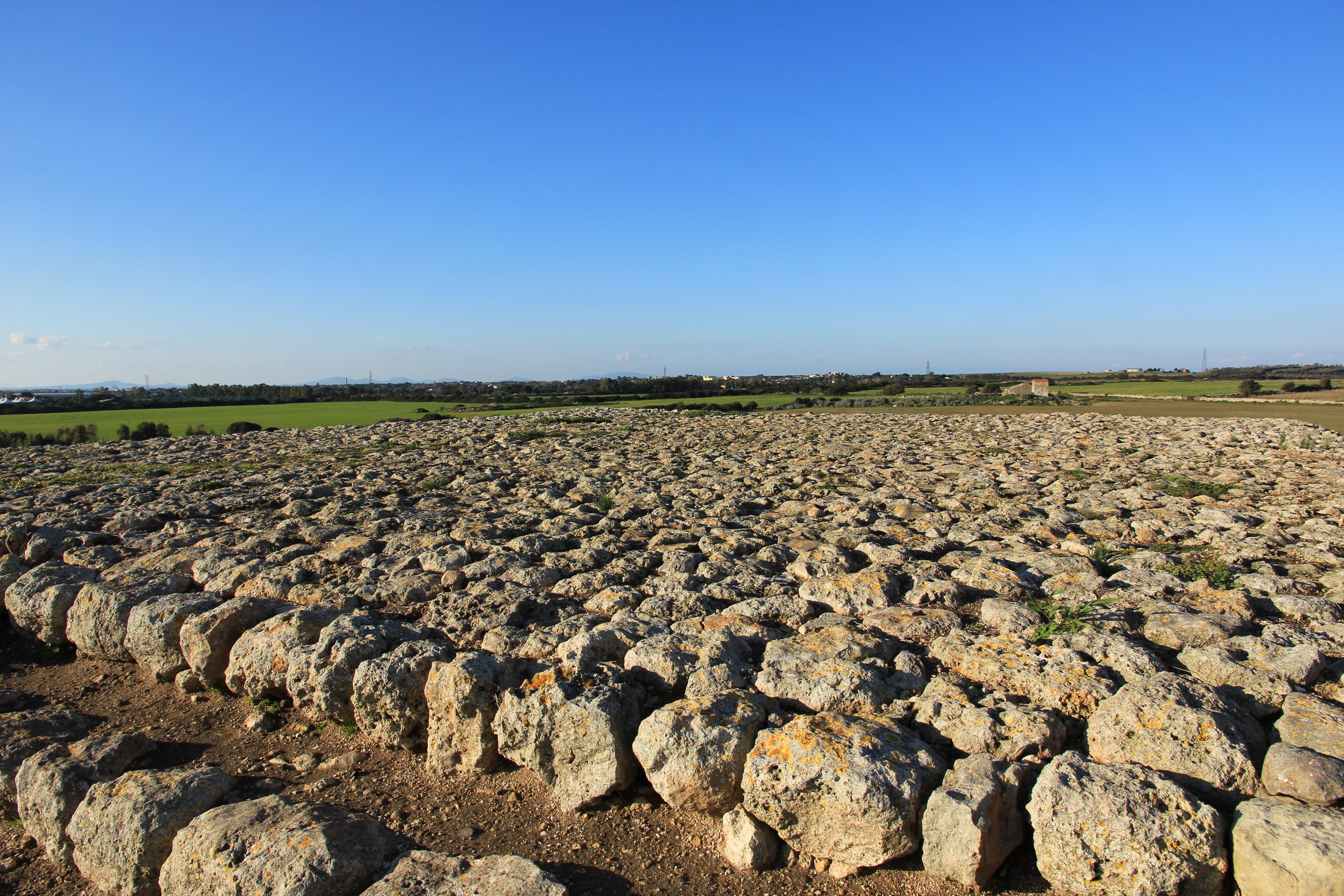 Monte d’Accoddi was built on a stone foundation, brick by brick, including the corner foundations, as well as the ramp.