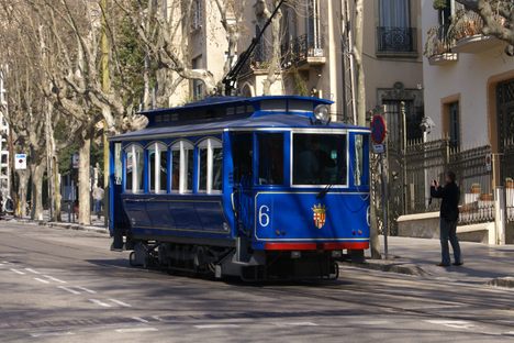 Blue Tram 6 at the lower terminus