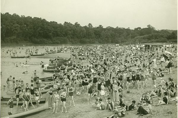 A crowd of swimmers and sunbathers on Lincoln Beach in the 1920s.