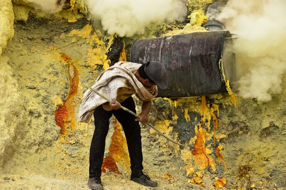 Ficheiro:Beekeeping at Kawah Ijen, Indonesia.jpg – Wikipédia, a